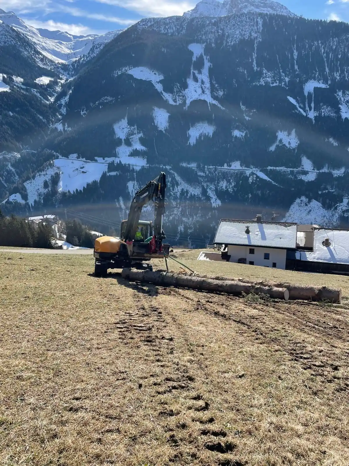 Bagger-Zillertal_HG-Erdbewegungen_Erdbau_und_Baggerarbeiten-5 Beispielbild für die Arbeit der HG Erdbewegungen im Zillertal. Baggerarbeiten und Erdbau von den Experten.