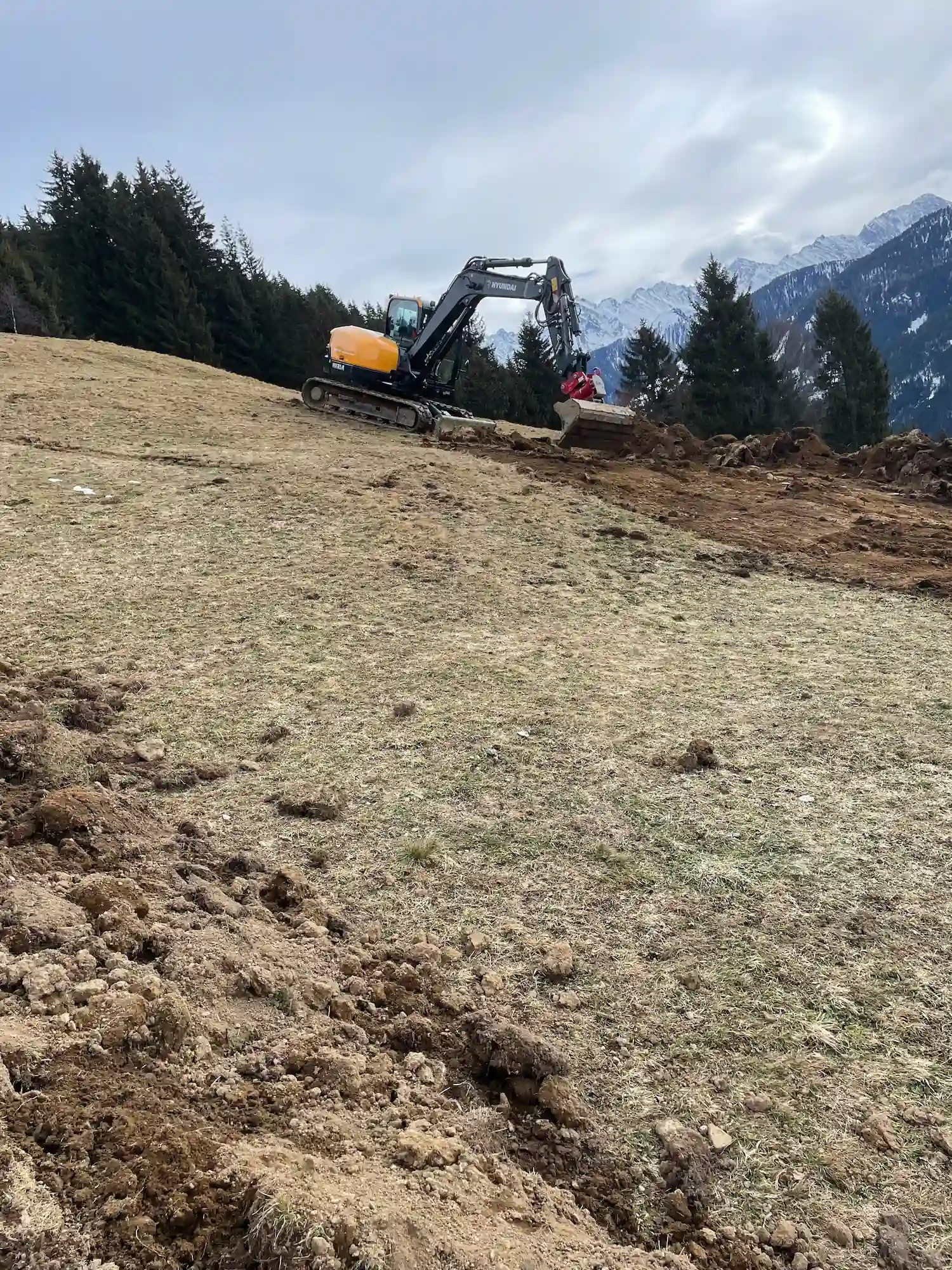 Bagger-Zillertal_HG-Erdbewegungen_Erdbau_und_Baggerarbeiten Beispielbild für die Arbeit der HG Erdbewegungen im Zillertal. Baggerarbeiten und Erdbau von den Experten.